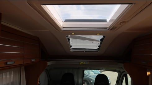 Globe-Drôme – 2 person semi-integrated Dethleffs camper 