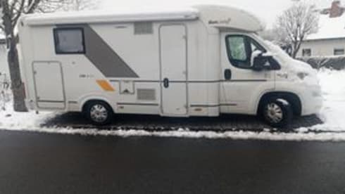 Sunliner – Semi-integrated with queen bed / 3.5 to / AHK 2000 kg