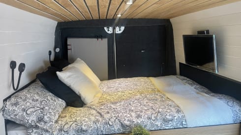 The Wondering Boxer – 3 berth 2016 Peugeot Boxer campervan.