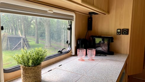 Met nieuwe navigatie, garage, airco en fietsendrager  – Comfortable family camper: see last minute August