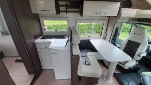 Summer Boy – 4p Benimar camper with large king size bed