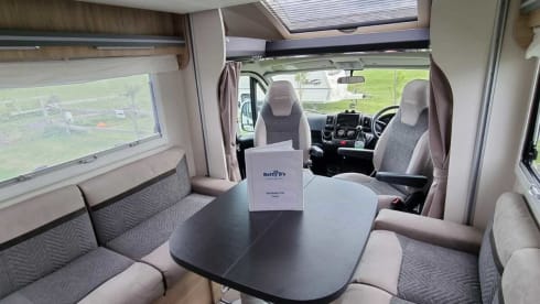 Betty Bob – Betty Bob is een luxe automatische camper met 5 zitplaatsen en 6 slaapplaatsen 