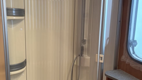 Dethleffs semi-integrated uit 2006 – 4p Dethleffs semi-integrated from 2006