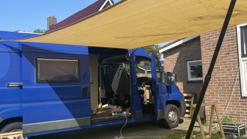 Ollie – Comfortable, attractive 2 person bus camper