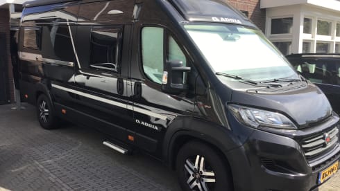 Mooie zwarte camperbus