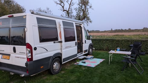 Compact and cozy 2-person Citroën Jumper Globecar bus from 2015