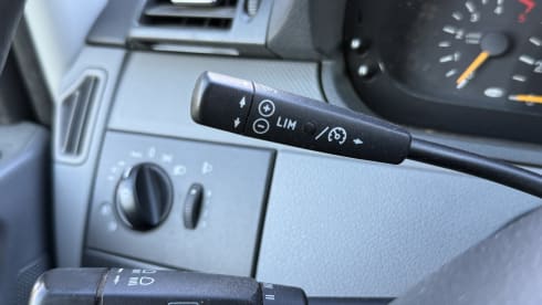 2p Mercedes-Benz campervan uit 2006