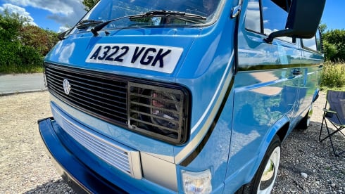 Retro Rentals Henley – 1984 Retro Volkswagen T25 - Little Betty Blue. (Newly Restored)