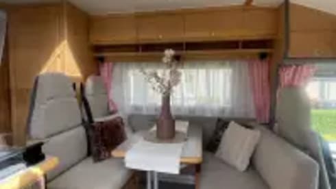 Corné & Joy – Complete with Airco - UNIQUE!! 4 person camper BOOK NOW! 