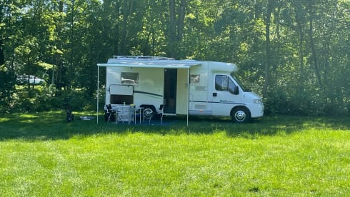 Attractive camper with fixed bed and easy to park