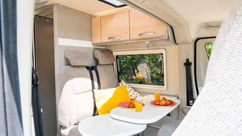 Luxe Hymer buscamper met lengte bedden