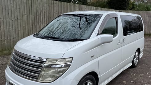 Nissan Elgrand – Cosy and Stylish Camper