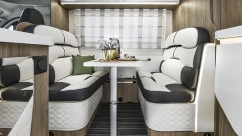 Roller Team 746 - 6 belts/overcab/ – 2023 Roller Team 6 sleeper/rear lounge 