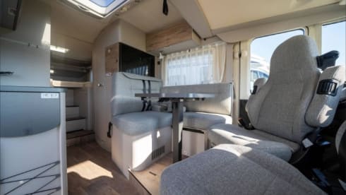 Very nice 4-6p Hymer integrated from 2021
