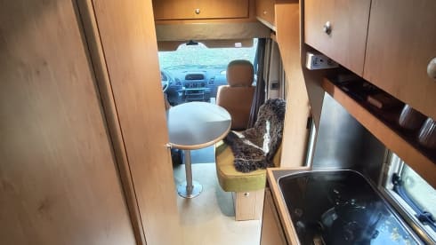 2-person Mercedes-Benz bus from 2002