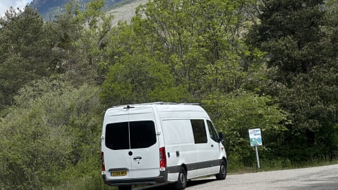 The Laurent – Luxury 3 berth Mercedes-Benz 907 Campervan