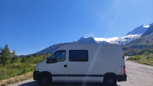Atmospheric modern bus camper (3 pers)