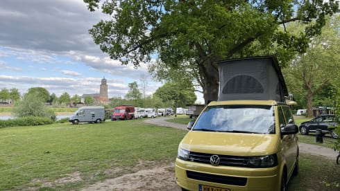 Happy Yellow Beach Camper – 4p Volkswagen bus from 2015