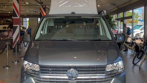Volkswagen campervan met 4 slaapplaatsen, bouwjaar 2021.