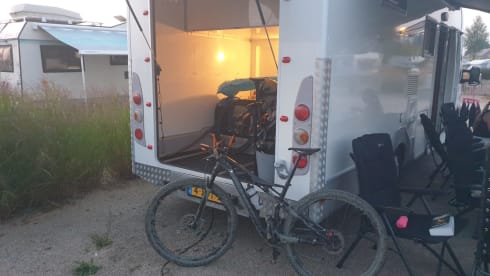 Aventura! – Spacious modern camper for family or (sports) events XL
