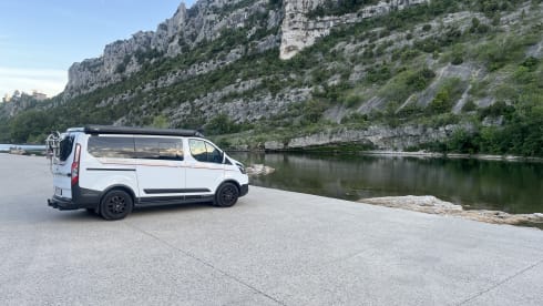 Dethleffs Globevan large beds and unlimited km's