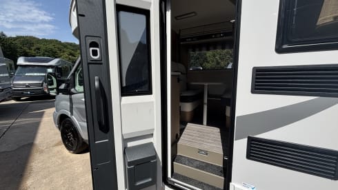 ZENA  – Rimorchio a rulli semi-integrato a partire dal 2026 con 6 posti letto.
