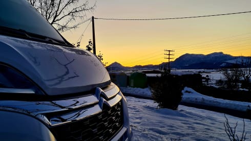 Ongi – Furgone attrezzato per 4 persone con tetto apribile