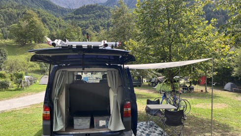 Billy – Cute 4p VW T5 Campervan with pop-up roof and complete equipment