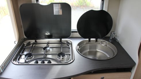 2/25 – Compact and luxurious 2-person camper with fixed bed in the back!