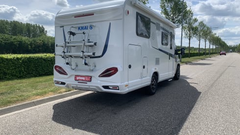 Vrije Vogels – Young luxury Knaus Sky Ti with bicycle carrier + large garage + camera