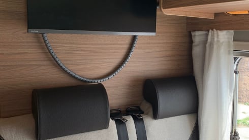 Prachtige Mercedes Benz 4 personen camper  – Uit gerust met Starlink satelliet internet 