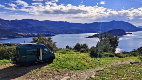 Gaia – Gaia - cozy green camper with wood stove