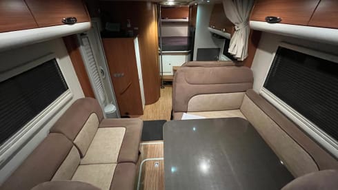 Spacious 4-5 person camper, Fiat Ducato- Adria Matrix 