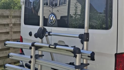 4p VW Crafter offgrid bus uit 2026 met lengtebed, daktent en fietsendrager