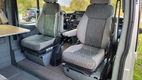 Nuggie – 4-5 seater 2008 Ford Nugget with high roof 