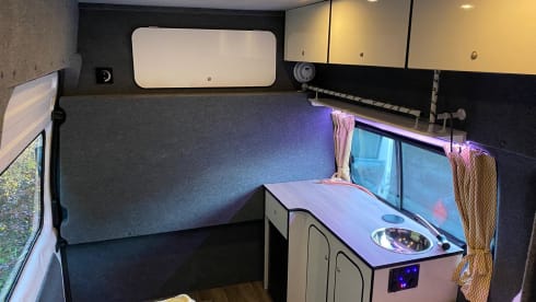 Freddie – 2-persoons campervan die volledig zelfvoorzienend is.