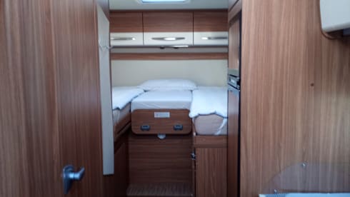 Spacious neat 2 pers. carado / hymer camper.