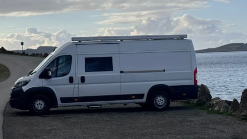 Zoe – Luxury 5 Birth Camper