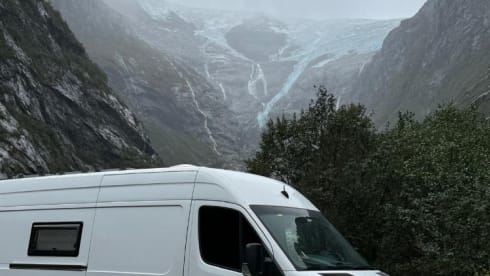 Benzie – Off grid luxury 2p Mercedes-Benz camper bus