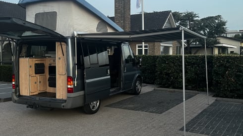 4p Ford campervan uit 2003