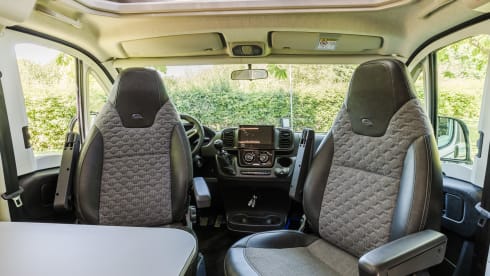 SL670 – 4p Adria Mobil semi-integrated uit 2024