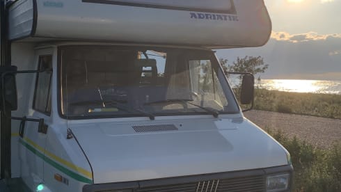Spacious, neat 1980s family camper (Last 2 weeks of summer '25 discount!)