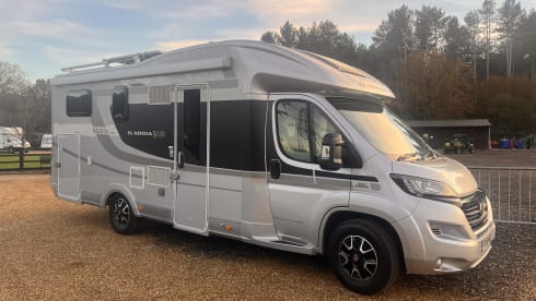 SilverBird – luxurious Adria Matrix 670SL - Located 10mins from Heathrow Airport