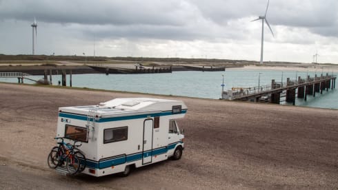 Dolly – Luxury retro '87 Mercedes on LPG / petrol
