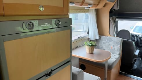Nette 6-persoons familiecamper (Ford Granduca 77)