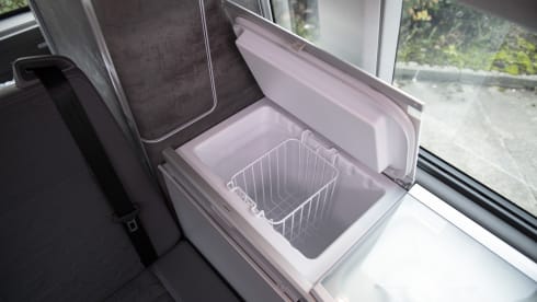 BV70YAF VW CALIFORNIA CAMPER RENTAL, SUPER HIGH SPEC INC BIKE RACK