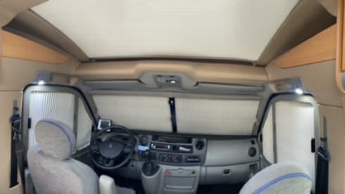 Halbintegrierter Camper von Knaus für 3 Personen