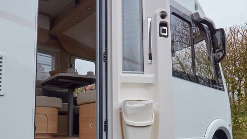Comfortable Hymer 680 BMC Integral (2023). Book now for 2024!