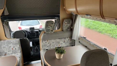Nette 6-persoons familiecamper (Ford Granduca 77)