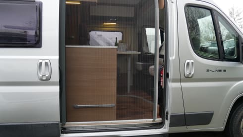 McLouis 5 Menfys Silverline, Sleep / 4 Seats.